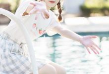 俏皮可爱少女T恤短裙性感写真图片-美图岛