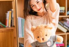 气质美女性感露肩写真图片-美图岛