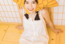 酥胸吊带美女性感诱人写真图片-美图岛