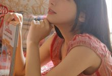 性感美女红色格子裙丰满诱人写真-美图岛