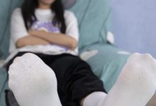 南国足艺视频 NO.032 脚气美女小怡夹着几天没换袜子摆弄，味道真浓[93P-1V-2.09G]-美图岛